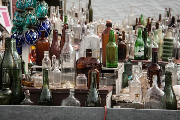 Flessen op een rommelmarkt — Stockfoto