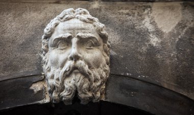 Adamın yüzünü heykeli