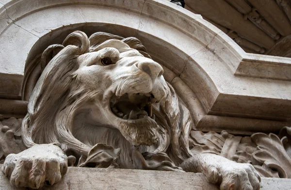 Leeuw standbeeld Lissabon — Stockfoto