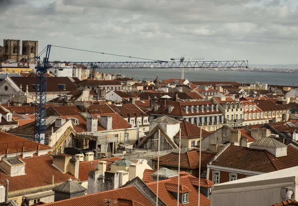 Grue au-dessus de Lisbonne — Photo