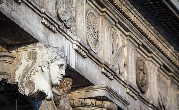 Standbeeld van een gezicht in Venetië — Stockfoto