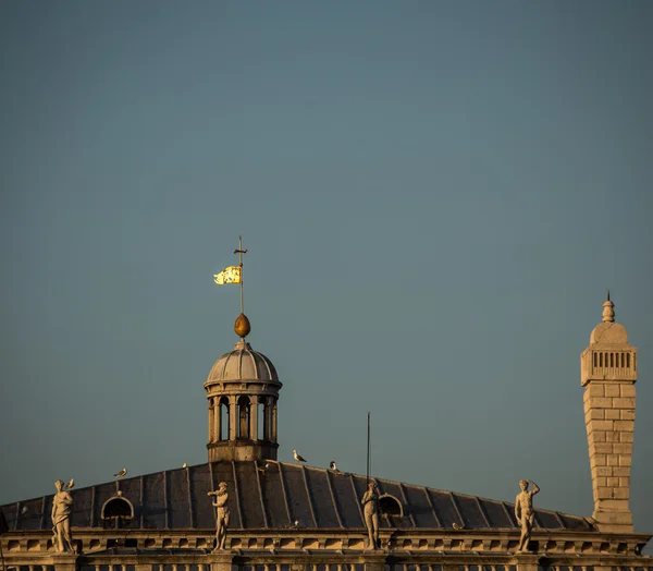 Dome och flaggan Venedig — Stockfoto