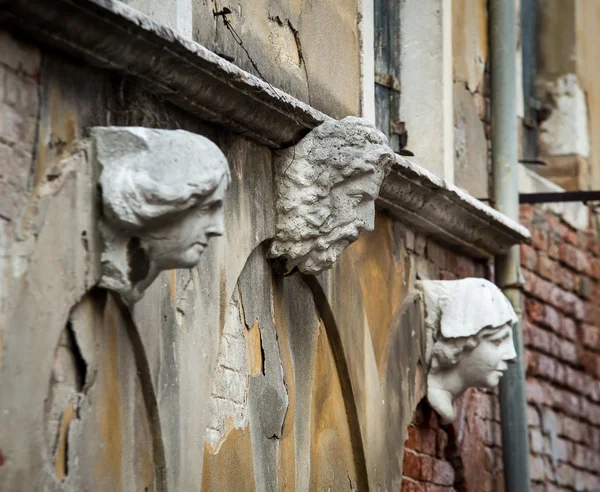 Staty på en bro Venedig — Stockfoto