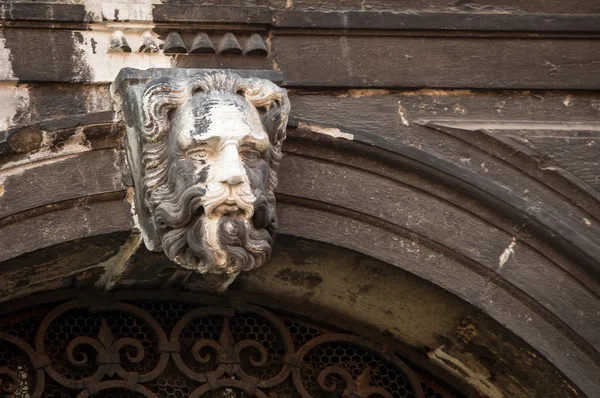 Estatua en un puente de Venecia — Foto de Stock