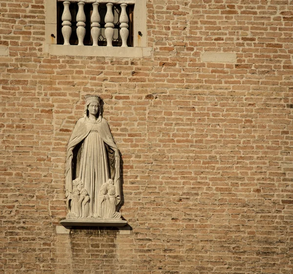 Estátua feminina religiosa — Fotografia de Stock