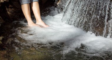 bir şelale ayaklarda