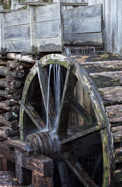 Деревянное колесо воды — стоковое фото