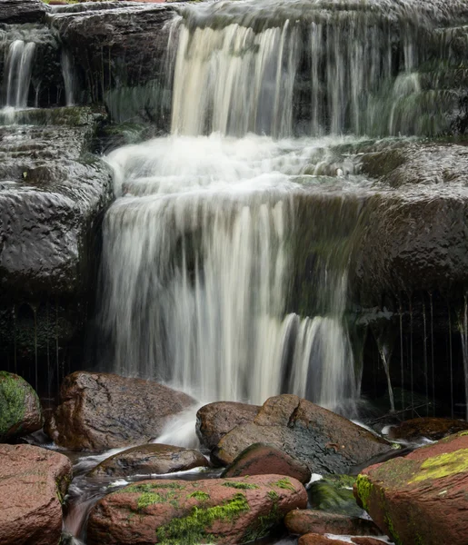 Rotsen van een waterval — Stockfoto