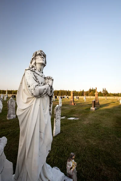 Engel auf einem Friedhof — Stockfoto