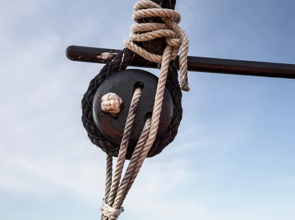 Wooden pulley and rope — Stock Photo, Image