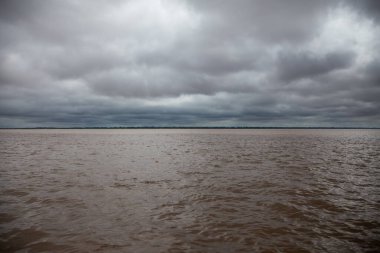 Amazon nehrinin üzerindeki bulutlar