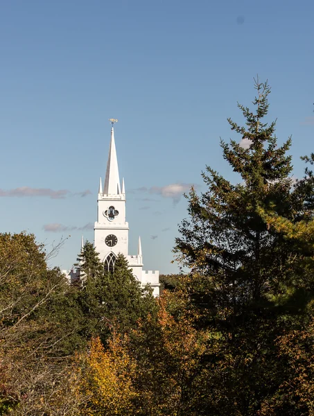 Steeple de uma igreja branca — Fotografia de Stock