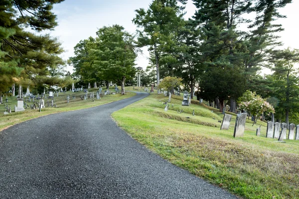 Straße auf einem Friedhof — Stockfoto