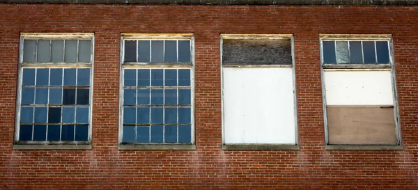 Czterech magazyn windows — Zdjęcie stockowe