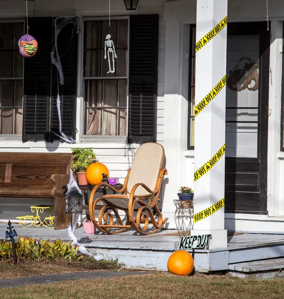 Esposizione di Halloween sul portico — Foto Stock