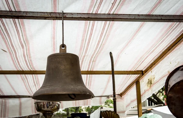 Oude brass bell — Stockfoto