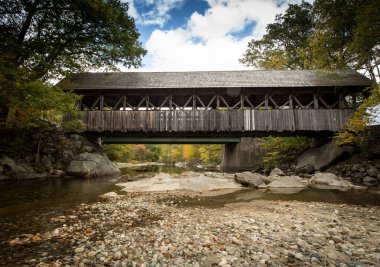 ahşap kaplı köprü