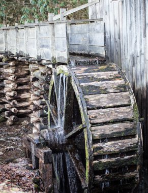 eski ahşap su çarkı