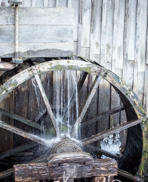 Oude houten waterrad — Stockfoto