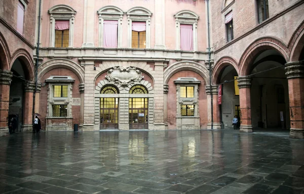 Rain on a square in italy — Stock Photo, Image