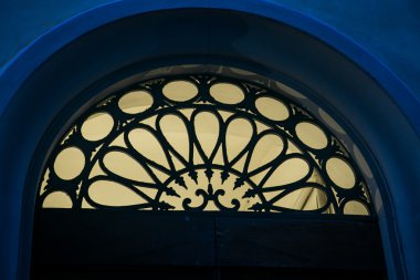 Yukarıda bir kapı pencere