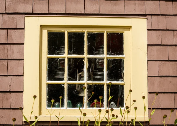 Fenêtre en bois jaune — Photo