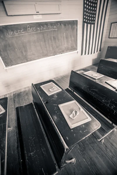 Sala de aula retro e mesa — Fotografia de Stock