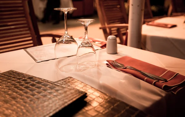 Restaurang bord med vinglas — Stockfoto