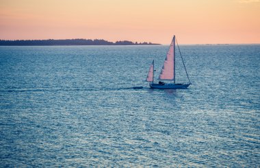 Yelkenli gündoğumu