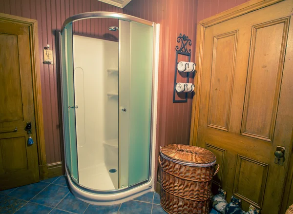 Sklo rohový sprchový kout v koupelně — Stock fotografie