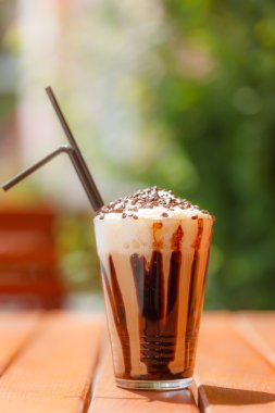 Kırbaçlanan krem ile buzlu kahve