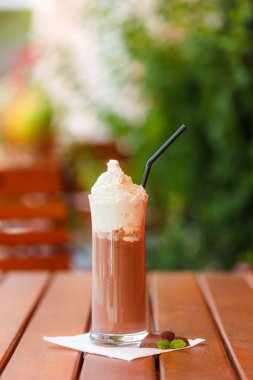 Sıcak çikolata meşrubatının krem şanti ile