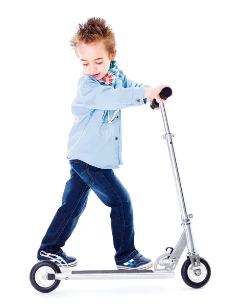 Menino brincando com scooter — Fotografia de Stock