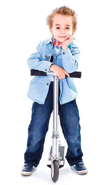 Крутой маленький мальчик на скутере — стоковое фото