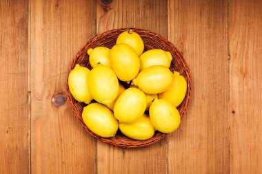 Tahta tepside taze limonlar