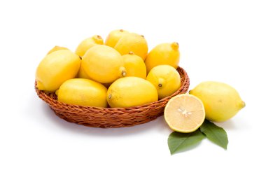 Tahta tepside taze limonlar