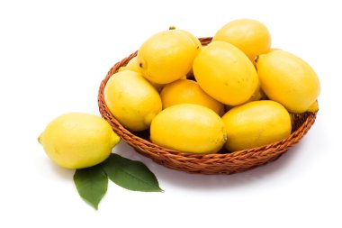 Tahta tepside taze limonlar