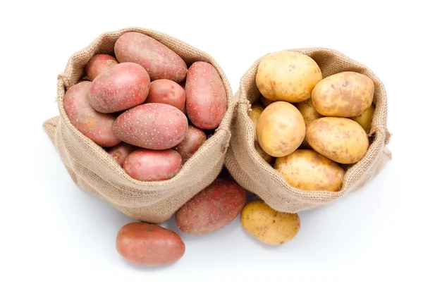 红色和白色的土豆在麻布袋 — 图库照片
