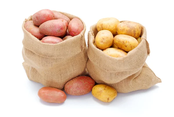 Pommes de terre rouges et blanches en sac de toile de jute — Photo