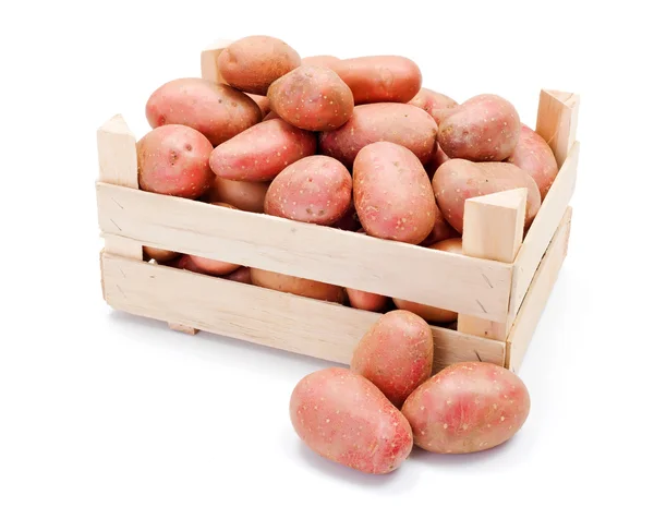 Röd potatis i trälåda — Stockfoto