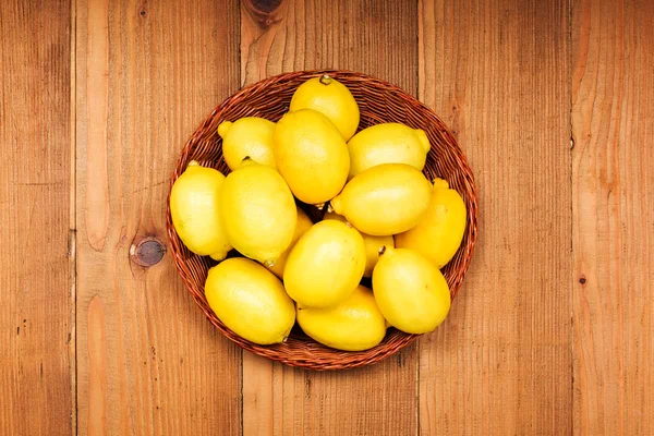 Čerstvé citrony v dřevěném podnosu — Stock fotografie