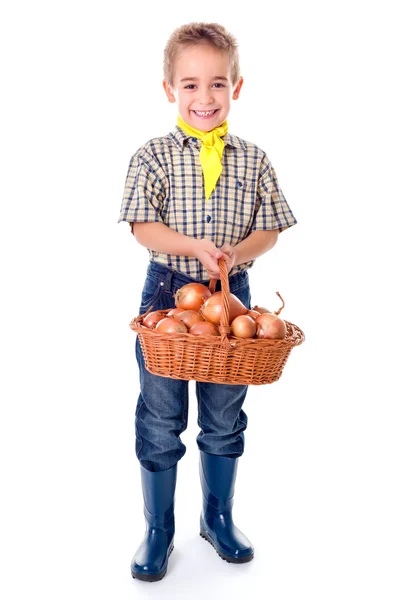 Kleiner Landwirt mit Zwiebeln — Stockfoto