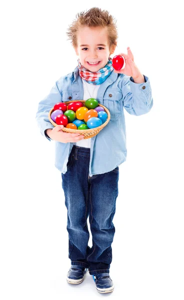 Ragazzo che mostra un uovo di Pasqua rosso — Foto Stock