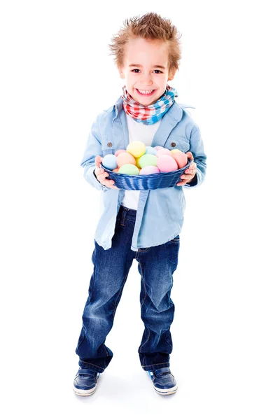 Niño con cesta llena de huevos de Pascua —  Fotos de Stock