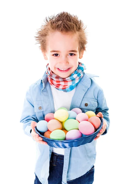 Muchacho mostrando una cesta con coloridos huevos de Pascua —  Fotos de Stock