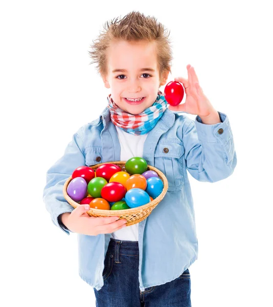 Muchacho mostrando un huevo de Pascua rojo —  Fotos de Stock