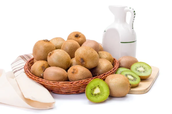 Kiwifruits v deskou proutěné — Stock fotografie
