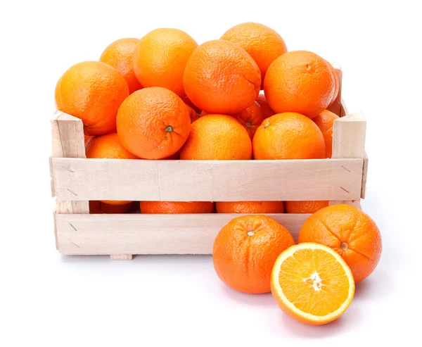 Sinaasappelen in houten doos — Stockfoto