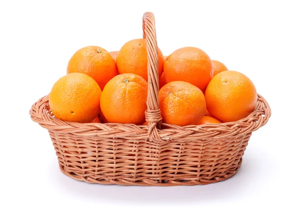 Pomeranče v košíku — Stock fotografie