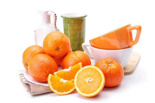Апельсини на білій тарілці — стокове фото